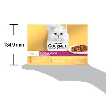 Boîte Purina Gourmet Gold Double Délice Luxe Mix pour chat avec chat blanc à poils longs et assiette de nourriture humide sur fond doré