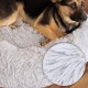Ein gemütliches, flauschiges graues Hundebett mit einem Deutschen Schäferhund-Mix, der darauf ruht, mit einer Nahaufnahme der weichen Stofftextur.