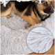 Ein gemütliches, flauschiges graues Hundebett mit einem Deutschen Schäferhund-Mix, der darauf ruht, mit einer Nahaufnahme der weichen Stofftextur.