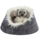 Ein kleiner, flauschiger Hund mit grau-weißer Fell sitzt bequem in einem gemütlichen, grauen Haustierbett mit weißem Kunstfellfutter.