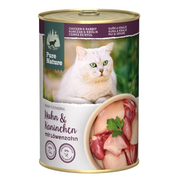 Eine Dose Pure Nature Katzenfutter mit einem weißen Katzenetikett, das "Huhn & Kaninchen mit Löwenzahn" liest, neben einer Schüssel mit rohem Fleisch.