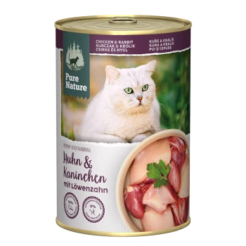 Een blik Pure Nature kattenvoer met een witte kattenlabel, met de tekst "Huhn & Kaninchen mit Löwenzahn," naast een kom rauw vlees.