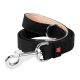 Laisse pour chien en cuir noir avec doublure beige, mousqueton à verrouillage argenté et anneau en D, étiquette rouge indiquant «WAN DOG».