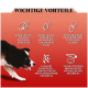 Ein schwarz-weißer Hund auf rotem Hintergrund hebt die Vorteile von Haustierfutter hervor: reich an Huhn, Omega 3 & 6, Grünlippmuschel, langsame Freisetzung, Vitamine.