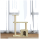Ein beiger Katzenbaum mit zwei Plattformen und einem gemütlichen Versteck, vor durchsichtigen weißen Vorhängen und einem Holzboden.