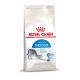Royal Canin Indoor 27 Katzenfutterbeutel mit einer grauen Katzenillustration, mit Text, der die Vorteile für drinnen lebende erwachsene Katzen hervorhebt.