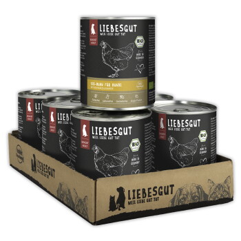 Sechserpack LIEBESGUT Bio-Hundefutterdosen im Kartontray, schwarze Etiketten mit Hühnerillustration und dem Schriftzug "LIEBESGUT".