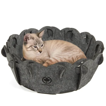 Eine hellfarbige Katze, die in einem dunkelgrauen Filz-Haustierbett in Blumenform liegt, mit dem Logo 'CanadianCat', das an der Seite sichtbar ist.