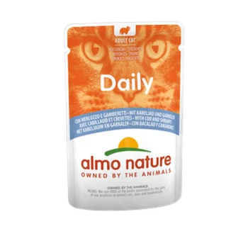 Tüte Almo Nature Daily Katzenfutter für Erwachsene, mit einem orangefarbenen Katzenkopf und Zutaten wie Kabeljau und Garnelen.