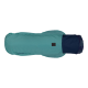 Eine türkisfarbene Hundejacke mit einer marineblauen Kapuze, mit einem kleinen Logo-Patch, entworfen für den Outdoor-Einsatz.