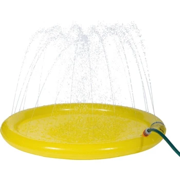 Gelbes Haustiersprinkler mit Wasserstrahlen, die nach oben sprühen, entworfen für das Spielen im Freien.