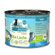Eine Dose Katzenfutter mit dem Etikett 'BIO Lachs', das biologischen Lachs enthält, mit Text, der angibt, dass es getreidefrei, ohne Zuckerzusatz und ohne Tierversuche ist.