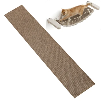 Eine gemütliche Katzenhängematte in neutralem Braun, mit einer verspielten orangefarbenen Katze, die sich darauf streckt, und einem komfortablen Haustierzubehör.