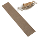 Eine gemütliche Katzenhängematte in neutralem Braun, mit einer verspielten orangefarbenen Katze, die sich darauf streckt, und einem komfortablen Haustierzubehör.