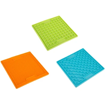 Set 3x Classic Dog Drei bunte Silikon-Leckmatten für Haustiere: orange mit einer strukturierten Oberfläche, grün mit einem Rautenmuster und blau mit Sternformen.