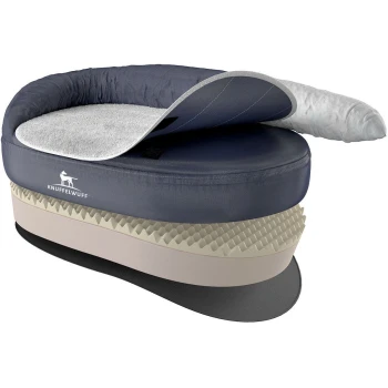 Ein plüschiges, mehrschichtiges Hundebett in Marineblau mit einer abnehmbaren oberen Schicht, auf der das Logo "KNUFFELWUFF" deutlich angezeigt wird.