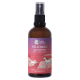 Braune Sprühflasche mit der Aufschrift "Yuki cares Kämmlhilfe Fellglanz-Spray," 100ml, behauptet, das Kämmen zu erleichtern, zu nähren und dem Fell Glanz zu verleihen.