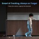 Intelligentes KI-Tracking-Gerät folgt einem Kind, das mit einem Spielzeugauto spielt, mit dem Text „Smart AI Tracking, Always on Target“ und „Follow the Action, Capture the Moment.“