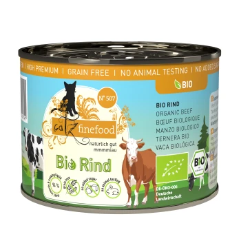 Eine Dose Catz Finefood "Bio Rind" mit Bio-Rindfleisch, Kuhillustration, grünen Akzenten und Etiketten für getreidefrei, ohne Tierversuche, ohne Zuckerzusatz.