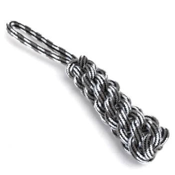 Ein geflochtenes Hundespielzeug in Schwarz und Weiß, mit einem Schlaufengriff für einfaches Greifen.