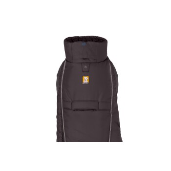 Ein dunkelgrauer Hundemantel mit hohem Kragen, der ein Ruffwear-Logo auf der Vorderseite trägt, entworfen für Wärme und Komfort.