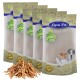 Vier Beutel Lyra Pet Naturfutter, mit einem Haufen getrockneter Fischleckereien vorne, mit einem Premium-Qualitätssiegel und Haustierbildern auf der Verpackung.