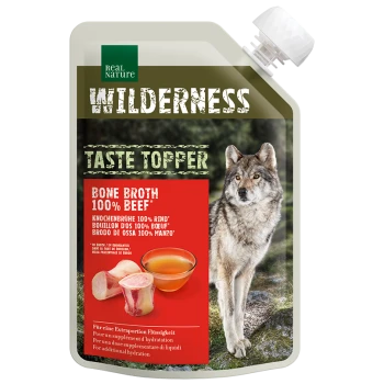 Real Nature Wilderness Taste Topper Beutel, Knochenbrühe 100 % Rind, Wolfsbild und Schüssel mit Brühe.