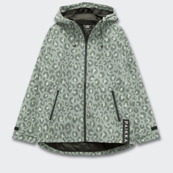 Eine hellgrüne Jacke mit Leopardenmuster und Kapuze, mit Reißverschlusstaschen und einem schwarzen Etikett mit der Aufschrift "PAIKKA" an der Seite.