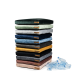 Ein Stapel bunter Haustierkissen in verschiedenen Farbtönen, darunter Grün, Grau, Blau, Schwarz, Gelb und Pink, mit einem Haufen Plastikflaschen daneben.