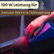 Blaues dreieckiges Heizkissen, das rot glühend auf einem Knie unter einer Hand liegt; Text '100 W Leistung für', 'intensive Wärme & Tiefenwirkung'.