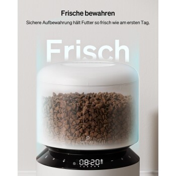 Ein moderner Tierfutterspender mit transparentem Deckel, braunem Futter im Inneren und einem digitalen Display, das 08:20 Uhr und "Frische bewahren" anzeigt.