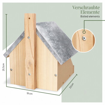 Holzhaustierhaus mit verschraubten Elementen, 25,5 cm hoch, 19 cm breit und 22 cm tief, mit einem geneigten Dach.
