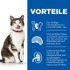 Eine verspielte getigerte Katze leckt sich die Lippen neben einem blauen Panel, das niedrige Kalorien, hohen Proteingehalt, Ballaststoffe und Taurin für die Herzgesundheit hervorhebt.