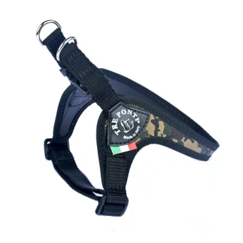 Schwarzes und camouflage-musterndes Hundegeschirr mit einem metallenen D-Ring und einem "TRE PONTI"-Logo, beschriftet mit "Made in Italy."