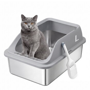 Graue Katze sitzt in einer grauen Hauben-Katzentoilette mit Edelstahlboden, weißer Schaufel an der Seite und sichtbarem ‚L‘.