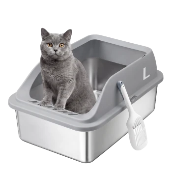 Graue Katze sitzt in einer grauen Hauben-Katzentoilette mit Edelstahlboden, weißer Schaufel an der Seite und sichtbarem ‚L‘.