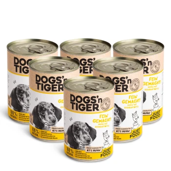 Fein gemacht! 6x400 g Sechs Dosen DOGS'n TIGER Hundefutter, mit einem schwarz-weißen Hund auf dem Etikett, das "100% Natürlich" und "Fein Gemacht! Huhn mit Süßkartoffel." angibt.