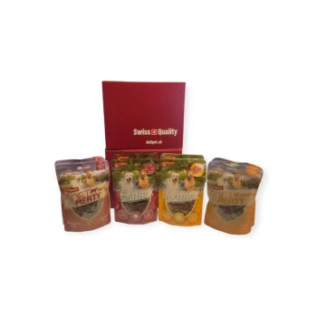 Mixpaket Hundesnacks 800g Vier Haustiersnackpackungen mit den Aufschriften "Fleischig" und "DSnack" in verschiedenen Geschmacksrichtungen, vor einer roten Box mit der Aufschrift "Schweizer Qualität" und delpet.ch.