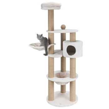 Eine graue Katze entspannt sich auf einem plüschigen Katzenbaum mit mehreren Ebenen, Kratzpfosten und gemütlichen Plattformen, die eine versteckte Nische bietet.