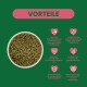 Schüssel mit grünem Pellet-Futter, oben Text 'VORTEILE', rosa Herzsymbole mit Beschriftungen wie 'Präbiotika'