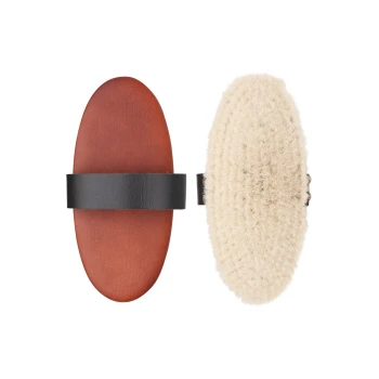 Kardätsche Ziegenhaar Eine Haustierpflegebürste mit einem braunen Ledergriff und einer weichen, flauschigen Borstenseite, die für eine effektive Haustierpflege entwickelt wurde.