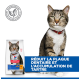 Getigerte Katze mit rotem Halsband neben einer Hill's Science Plan Oral Care-Tüte; blauer Banner mit der Aufschrift 'RÉDUIT LA PLAQUE DENTAIRE...'