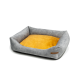 Graues Haustierbett mit einem weichen gelben Kissen, mit erhöhten Seiten für Komfort und einem kleinen braunen Etikett an der Seite.