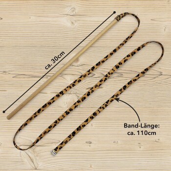 Leopardenmuster Katzenspielzeug mit einem 30 cm langen Stock und einem 110 cm langen Band, auf einem Holzuntergrund präsentiert.