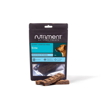 Nutriment Natural Treats-Tüte mit Aufschrift 'Ente', schwarz-blaues Pack mit Hundefoto und zwei Trainingsriegeln vorne.