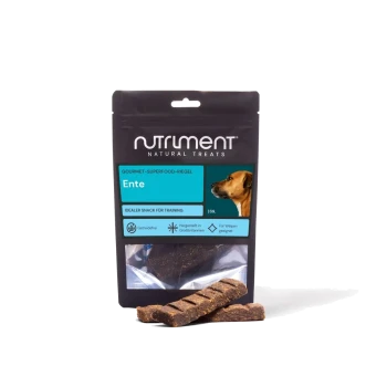 Nutriment Natural Treats-Tüte mit Aufschrift 'Ente', schwarz-blaues Pack mit Hundefoto und zwei Trainingsriegeln vorne.