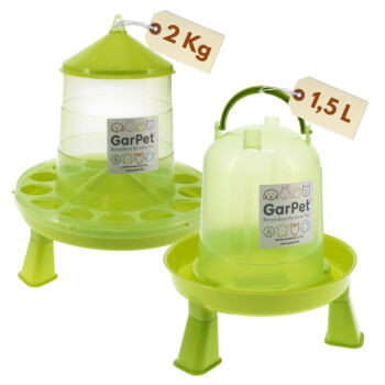 Zwei limonengrüne GarPet-Kunststoff-Futter-/Wasserspender auf kurzen Füßen, Etiketten mit Angaben „2 Kg“ und „1,5 L“.