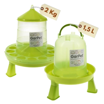 Zwei limonengrüne GarPet-Kunststoff-Futter-/Wasserspender auf kurzen Füßen, Etiketten mit Angaben „2 Kg“ und „1,5 L“.