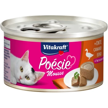 Boîte de nourriture pour chats avec un chat blanc avec une tache noire, étiquetée "Vitakraft Poesie Mousse" avec du canard comme ingrédient principal et "Sans sucre ajouté."