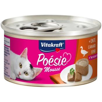 Dose Katzenfutter mit einer weißen Katze mit einem schwarzen Fleck, beschriftet mit "Vitakraft Poesie Mousse" mit Ente als Hauptzutat und "Kein Zucker hinzugefügt."